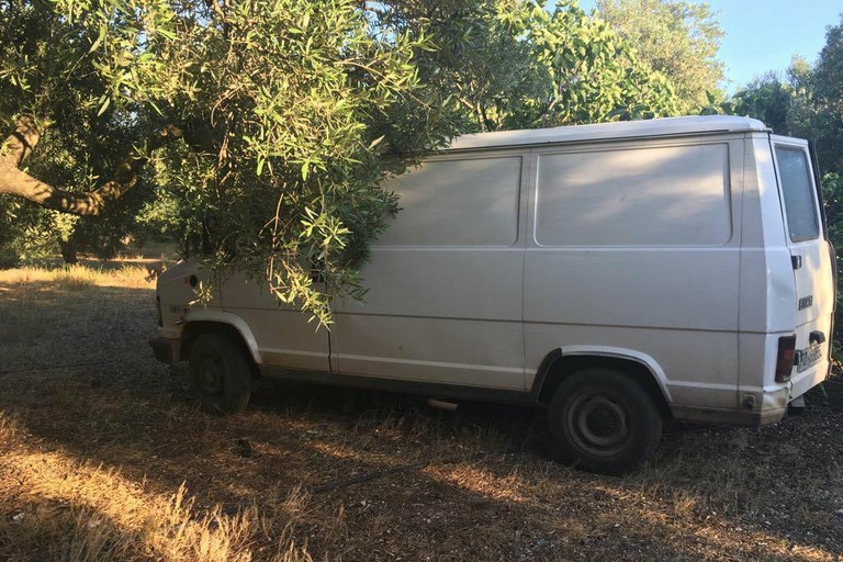 Il Fiat Ducato rinvenuto da Polizia Locale e Guardie Campestri