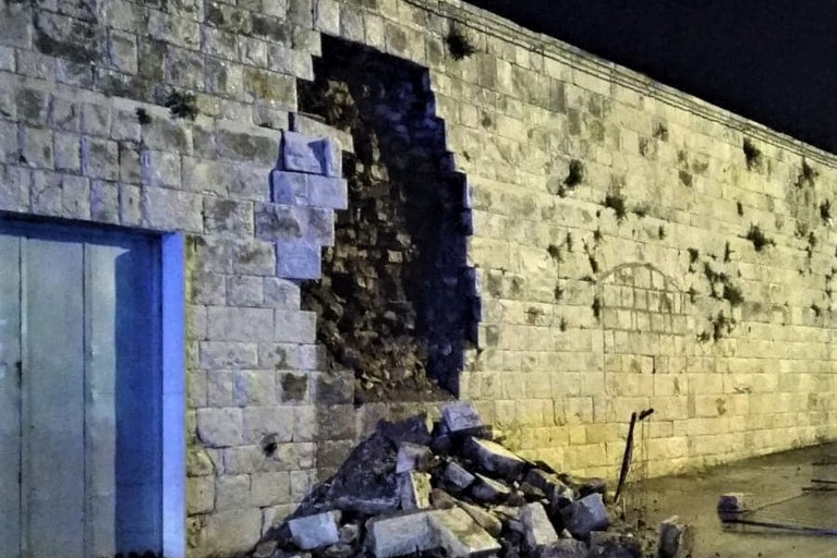 Sgretolato muro del cimitero. <span>Foto Comune di Giovinazzo </span>