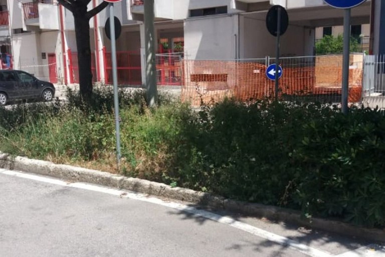 Via Imbriani, sos dagli edifici popolari: «Qui si lascia tutto a metà»