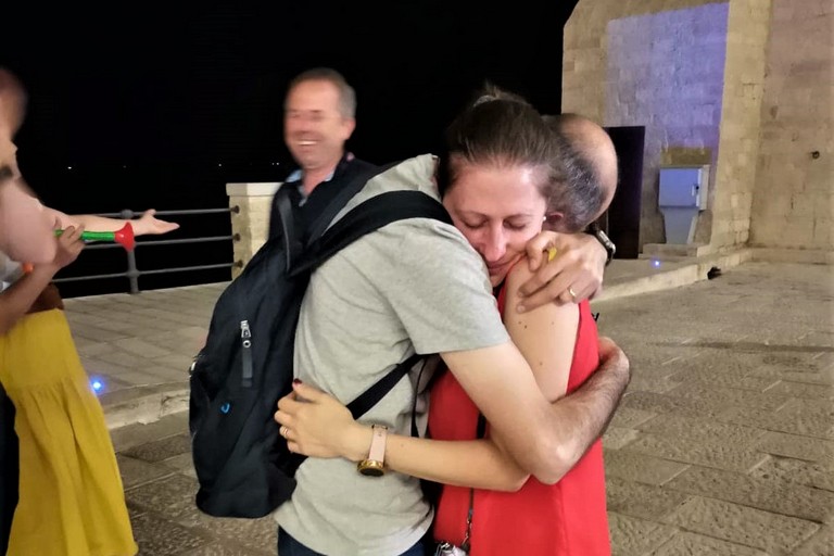 Michele Sollecito abbraccia sua moglie Arianna