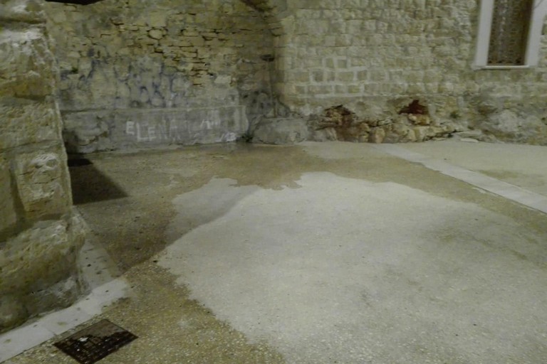 La tubazione rotta in via Messere