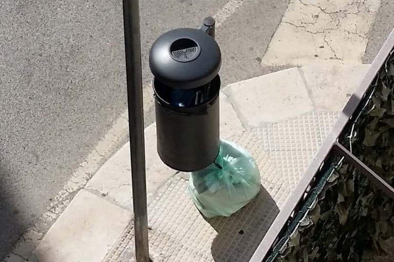 Il cestino stradale di piazza della Vittoria