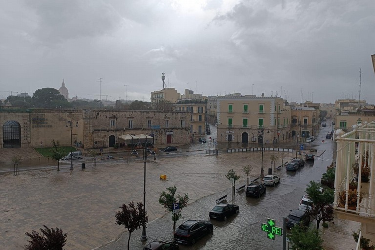 Piazza Vittorio Emanuele II allagata. <span>Foto Comune di Giovinazzo </span>
