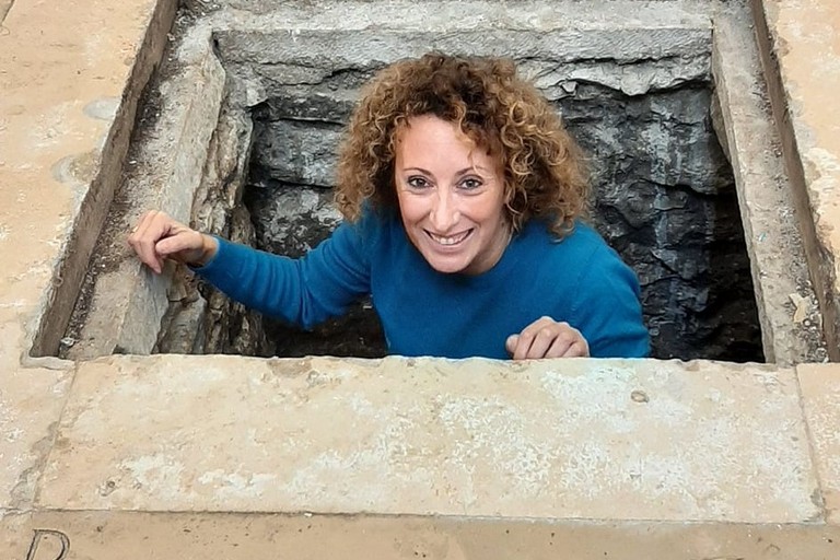 Florinda Bavaro nella botola che porta al sepolcreto