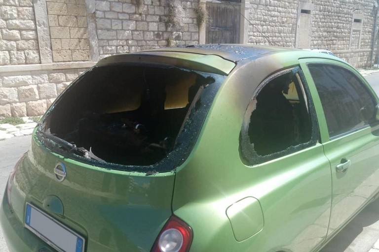La Nissan Micra incendiata in via Papa Giovanni XXIII