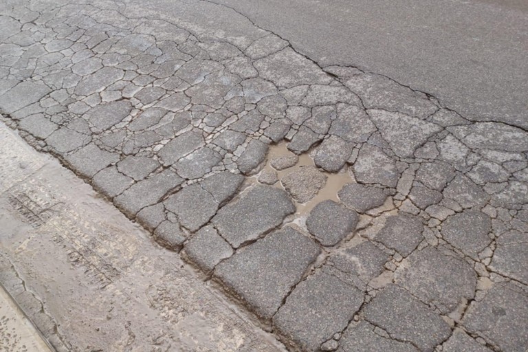 Asfalto cede su via Molfetta. <span>Foto Gianluca Battista</span>