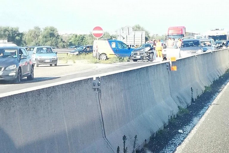 Il maxi tamponamento avvenuto sulla strada statale 16 bis