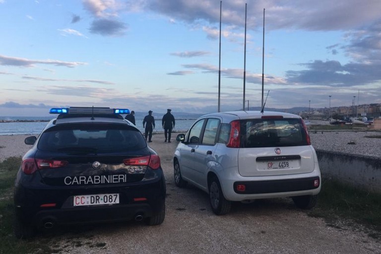 L'intervento dei Carabinieri e della Guardia Costiera