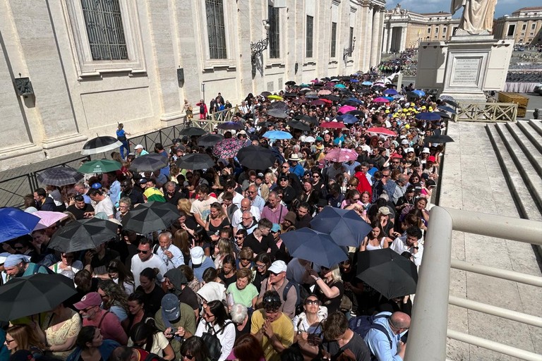 Fedeli in coda per saluto a Papa Francesco. <span>Foto Vatican News</span>