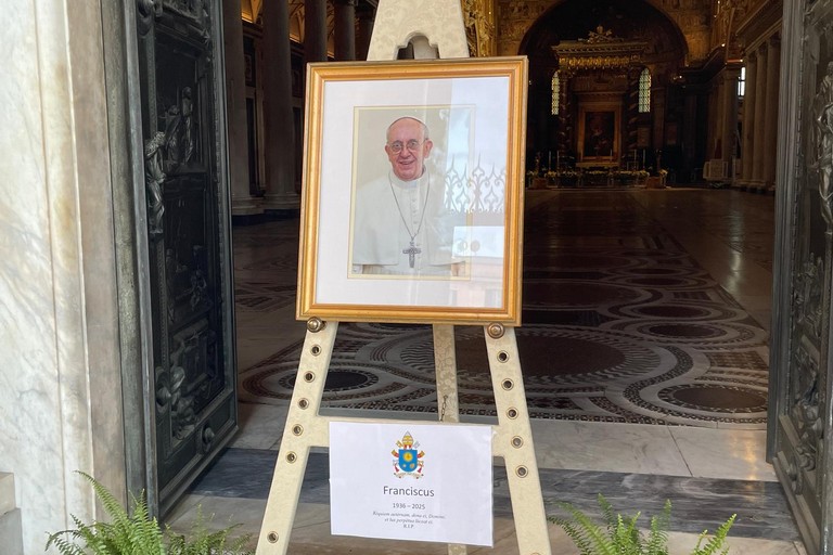 Ritratto di Papa Francesco davanti Santa Maria Maggiore. <span>Foto Vatican News</span>