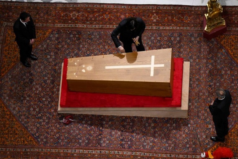 La chiusura della bara di Papa Francesco. <span>Foto Vatican News </span>