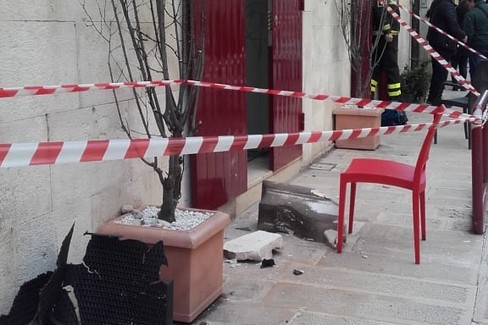 Il supporto del balcone crollato in via Molfetta