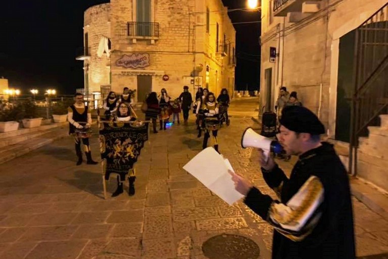Il banditore su via Marina