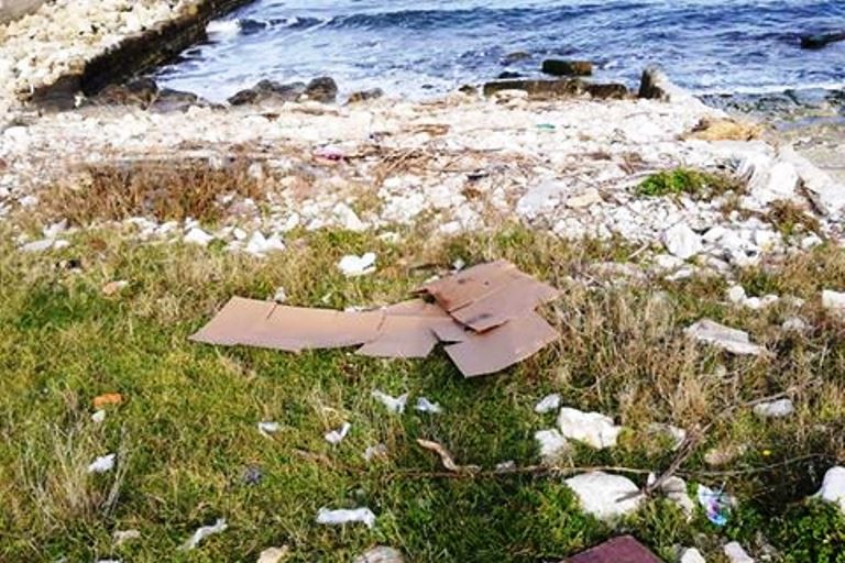 Cartoni utilizzati dai pescatori abbandonati sulla spiaggia