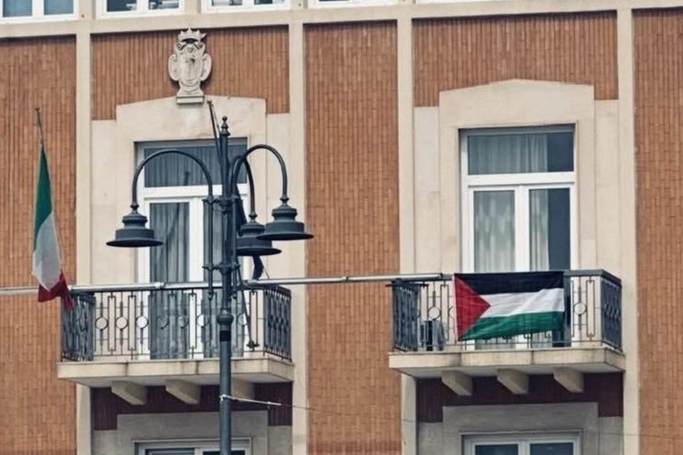 Bandiera palestinese da Palazzo di Città