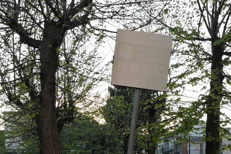 Il segnale sbiadito al parco Scianatico