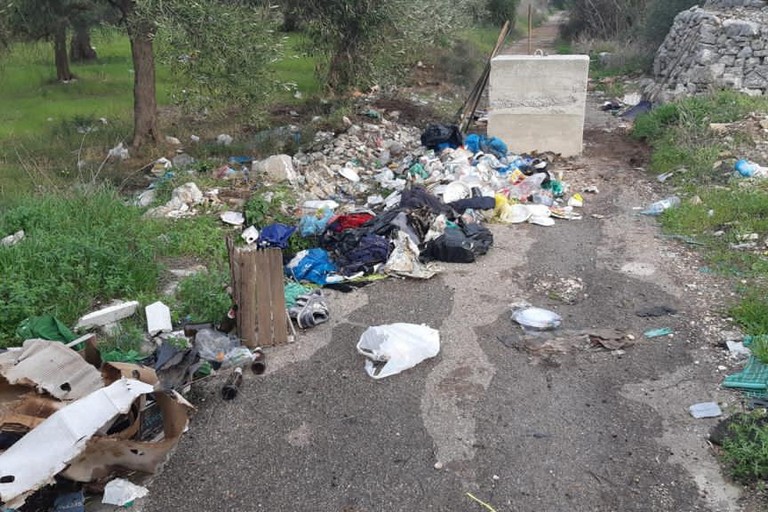 I rifiuti abbandonati nella lama Castello