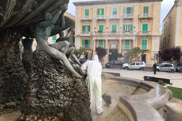 Pulizia della Fontana dei Tritoni