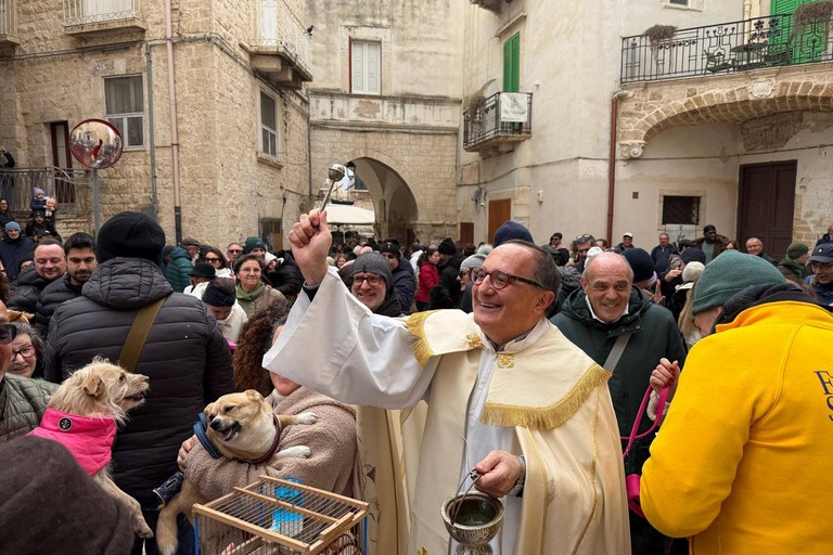 Padre Pasquale Rago benedice gli animali. <span>Foto Marzia Morva</span>