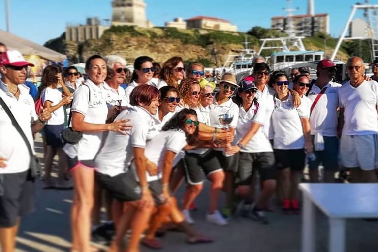 Le ragazze giovinazzesi con la coppa