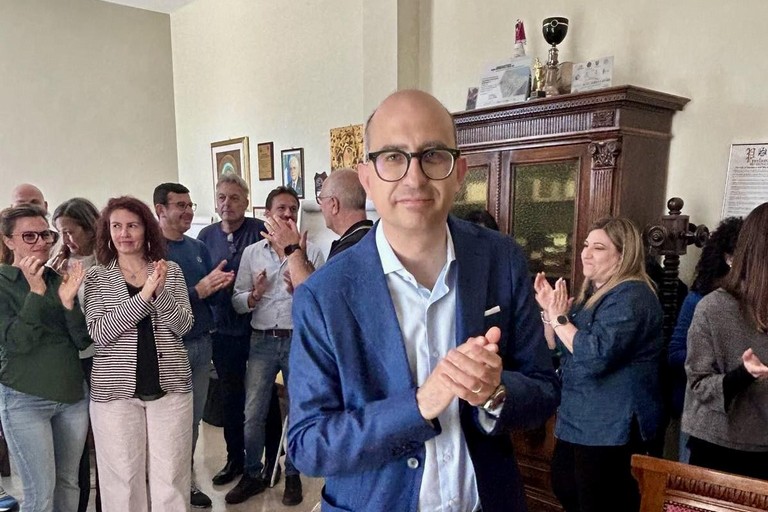 Michele Sollecito con i dipendenti comunali. <span>Foto Staff sindaco </span>