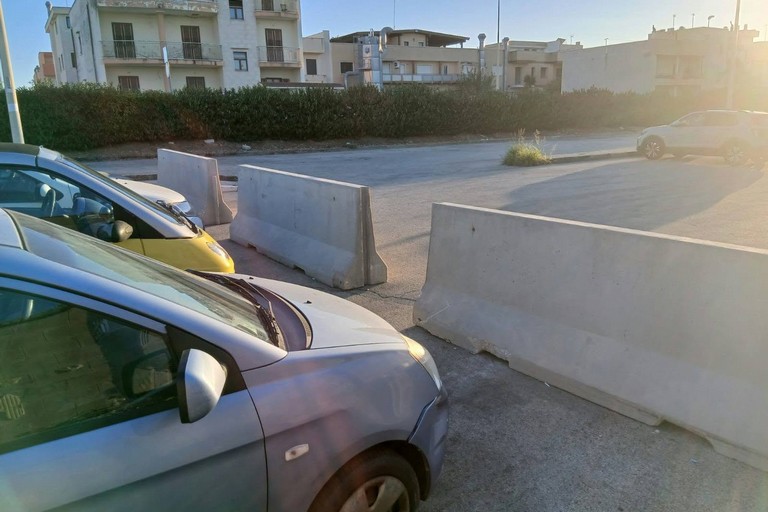 New Jersey all'esterno del Campo sportivo. <span>Foto Officine Progressiste Giovinazzo </span>