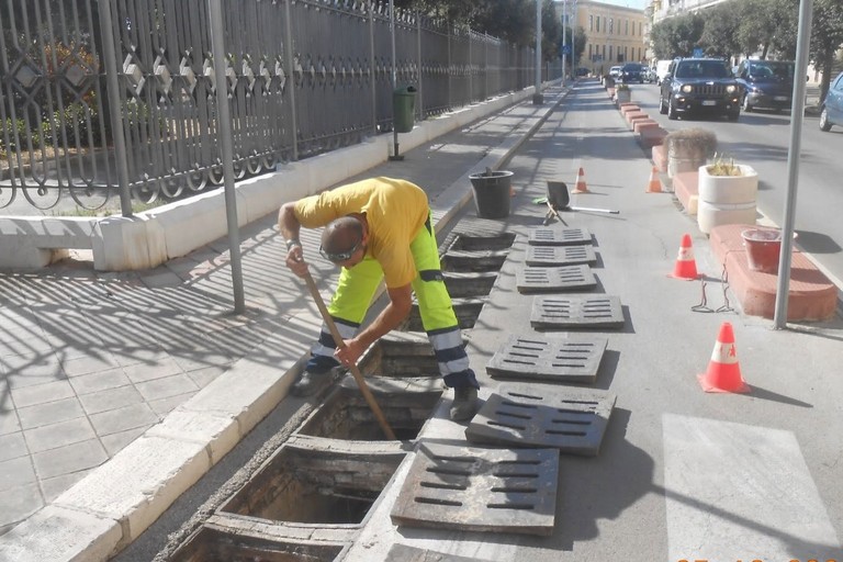 Pulizia griglie. <span>Foto Comune di Giovinazzo </span>