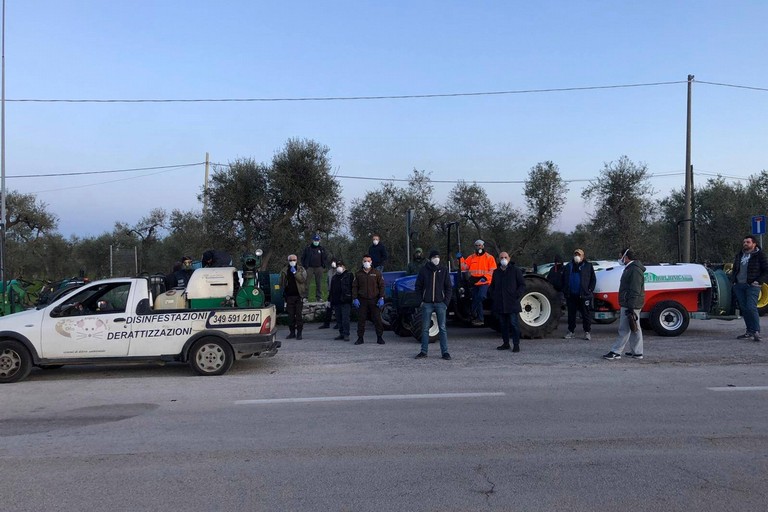 Agricoltori pronti alla sanificazione. <span>Foto Comune di Giovinazzo</span>