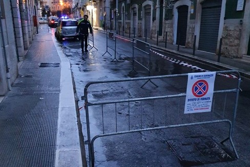 Le transenne per il percorso in via Marconi