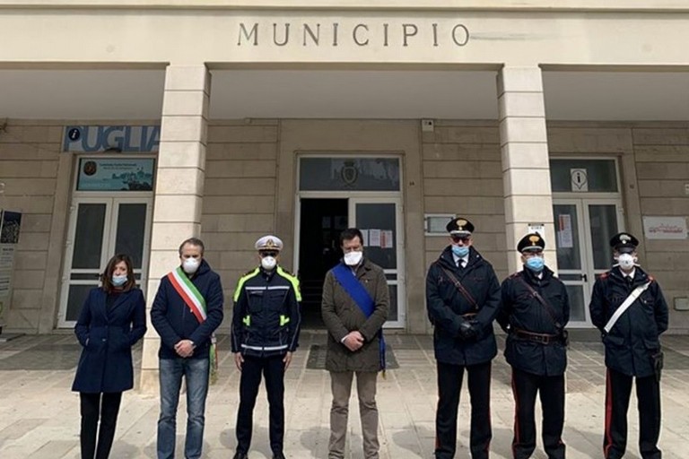 Minuto di silenzio ai piedi del Municipio. <span>Foto Comune di Giovinazzo</span>