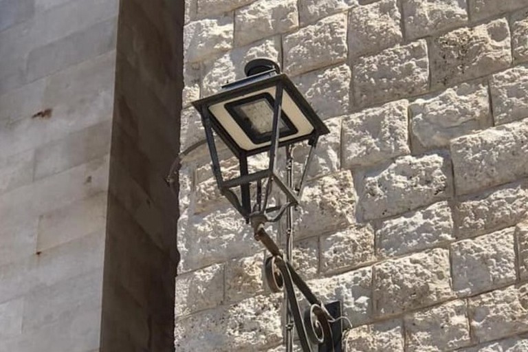 Nuova lampada su via Marina