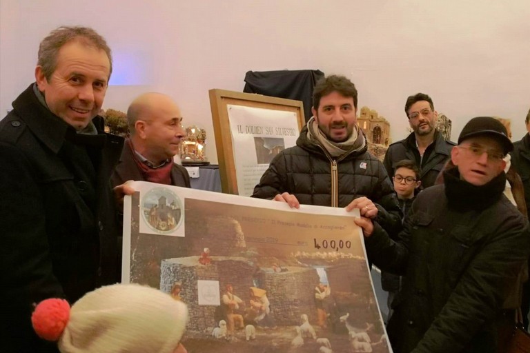 L'assegno donata alla Onlus. <span>Foto Marzia Morva</span>