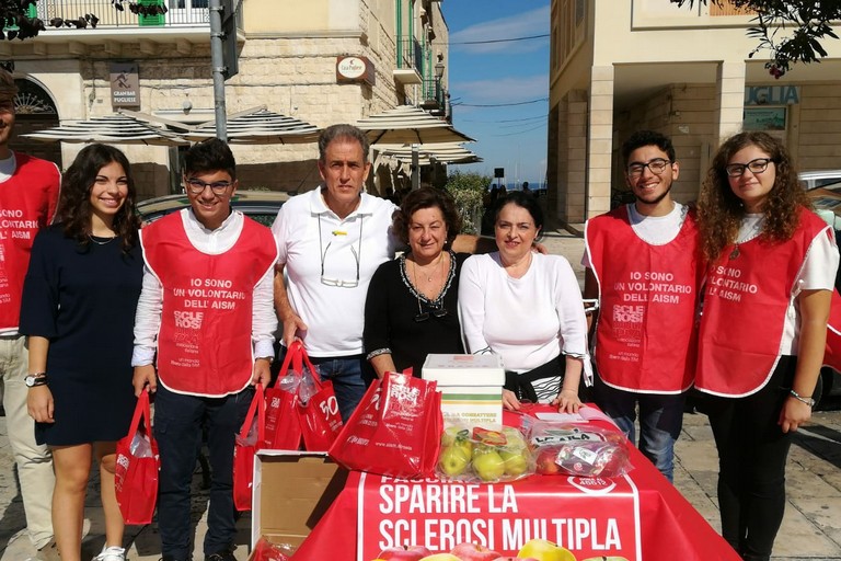 Amalia Palmiotto,Angela Palermo e Nicola Martinucci con i ragazzi del Liceo