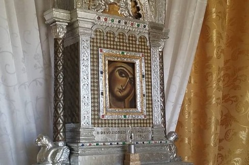 L'altare in allestimento. <span>Foto Comitato Feste Patronali</span>