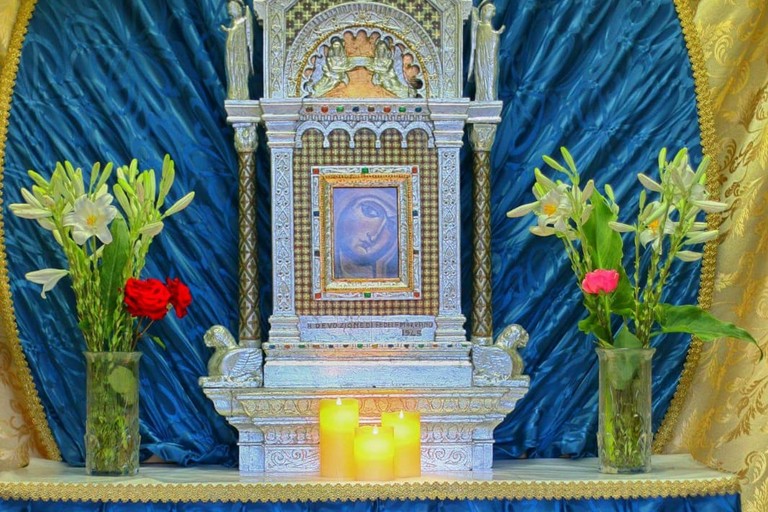 L'altare nella sede del Comitato Feste