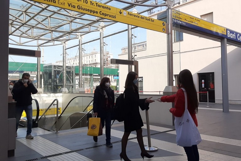 Amuchina distribuita a Bari Centrale
