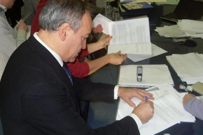 Pino Tulipani firma l'accordo in Regione Puglia