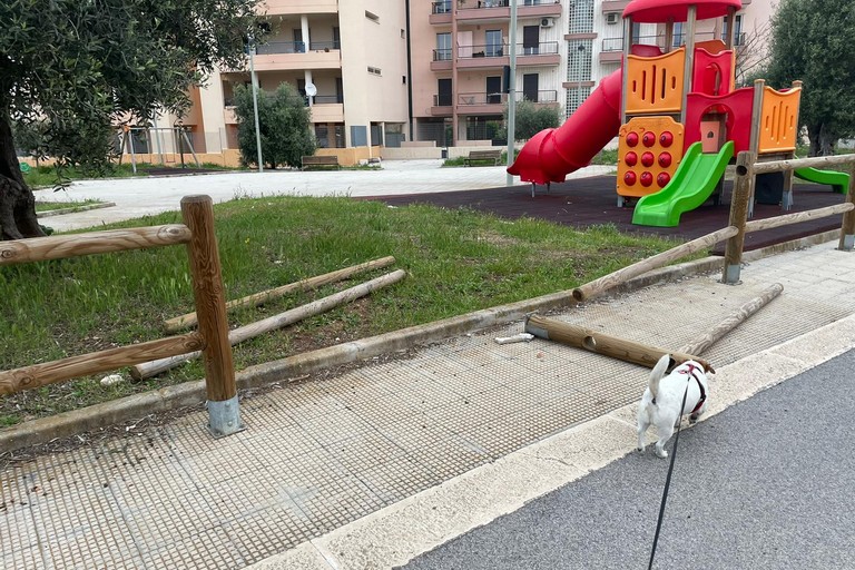 La staccionata danneggiata nell'area giochi di via degli Artieri
