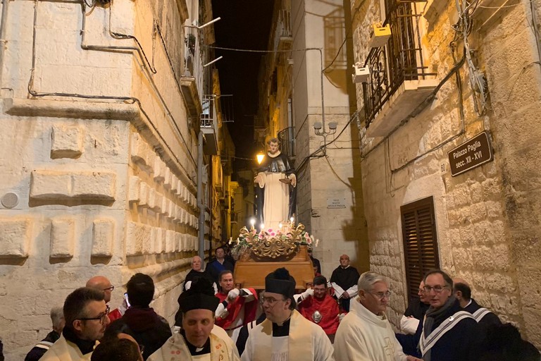 L'effigie in transito vicino la casa natale. <span>Foto Giuseppe Depergola</span>
