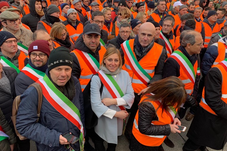 Tommaso Depalma con i gilet arancioni. <span>Foto Ufficio Stampa Comune Giovinazzo</span>