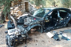 I ladri cannibalizzano due auto nelle campagne. Disturbati, scappano