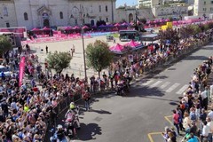 Selvaggia Lucarelli ironizza sugli assembramenti a Giovinazzo: «Andiamo avanti così»