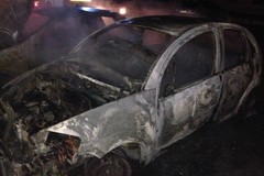 Rogo in un condominio: 4 auto distrutte