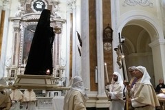 Lunedì Santo, a Giovinazzo l'incontro dell'effigie dell'Addolorata col Crocifisso