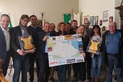 Commercianti e farmacisti donano due defibrillatori al Comune