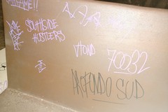 Scritte e spalliere divelte: piazzetta Stallone già violentata