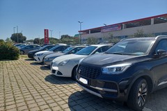 Parcheggio selvaggio nell'area del Famila: una pessima abitudine
