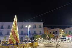 L'accensione del grande albero di Natale in piazza il 7 dicembre