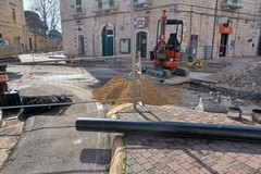 Cattivo odore persistente, lavori AQP in piazza Vittorio Emanuele II