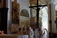 Una comunità intera in preghiera per Papa Francesco